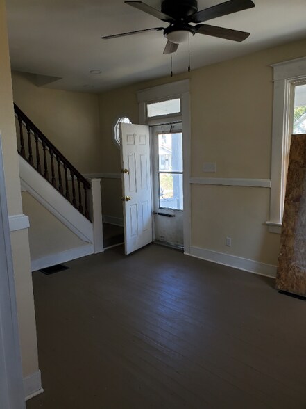 Building Photo - 453 S Powell Ave