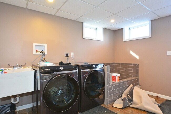 Building Photo - Spacious 4 bedroom home in Beautiful Prior Lake, MN