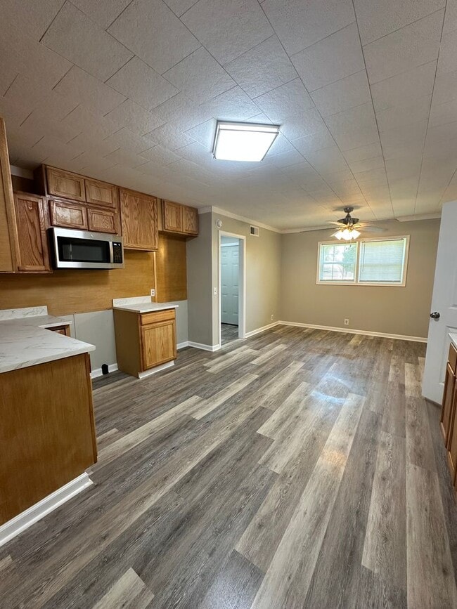 Building Photo - 3 Bed 2 Bath Brick Home with Additional Living Space - Newly Renovated