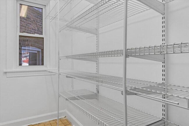 Building Photo - 5033 W Cullom Ave