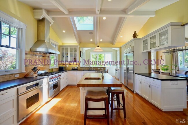 Building Photo - 422 Live Oak Dr