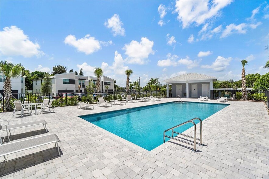 Building Photo - 5656 Mentmore Dr