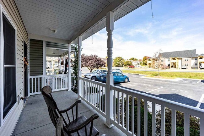 Building Photo - Liberty Square Townhouse with Upgrades!