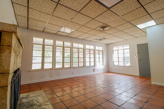 Building Photo - 1327 Vanderbilt St