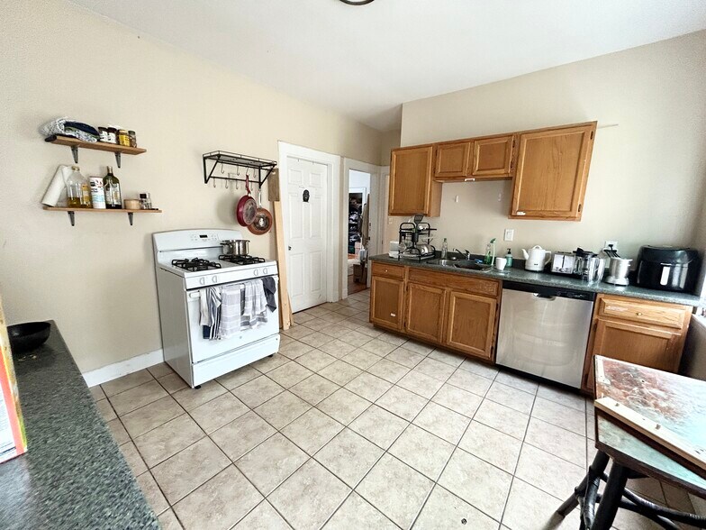 Unit 3 - 72 Calumet St