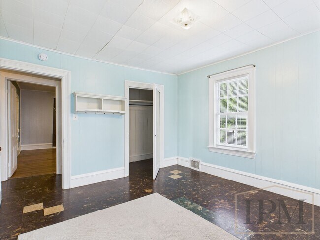 Building Photo - Available Now Beautiful 4 Bedroom Home with Garage, Central Air & Large Yard in York City.