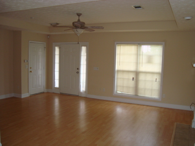 Building Photo - 3 Bedrooms 2 Baths Double Garage home, Gar...