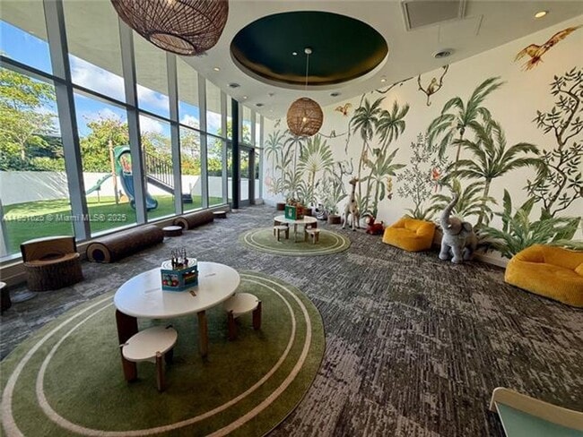 Building Photo - 700 NE 24th St