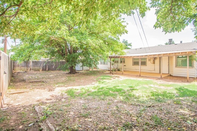 Building Photo - Great 3 bedroom 1.5 bathroom house!