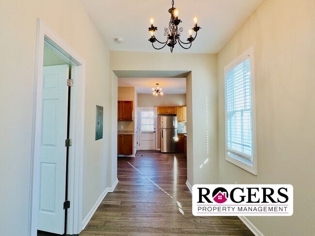 Building Photo - 218 College St