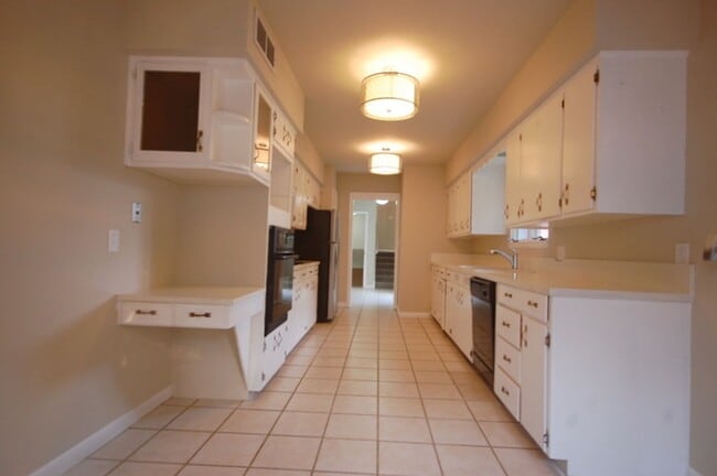 Building Photo - 3 Bedroom 2 Bathroom 2 Stall Attached Garage - Boone Iowa