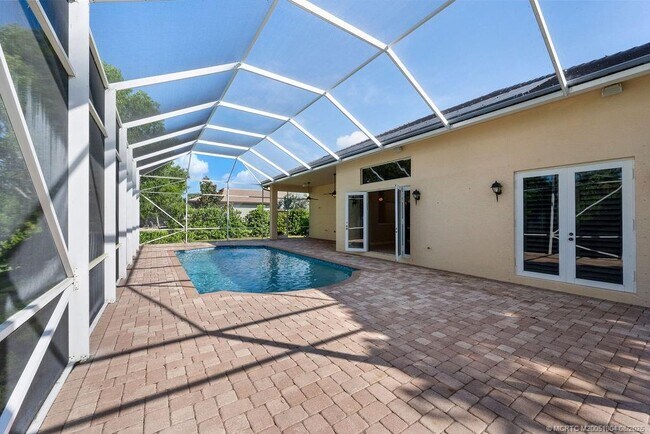 Building Photo - 511 SW Squire Johns Ln