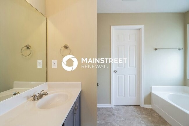 Building Photo - 4 Bedroom Pet-Friendly Home in Louisville, KY with Main Street Renewal