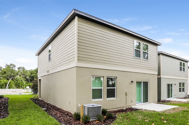 Building Photo - Lincoln Oaks