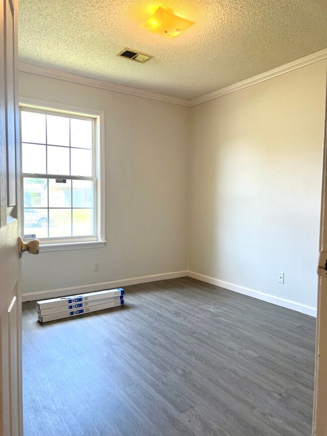 Building Photo - 1047 Shadow Ridge Ave