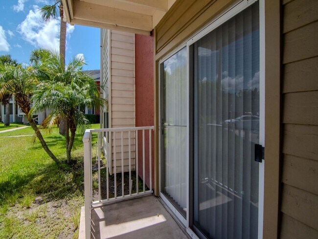 Building Photo - Updated Ground Floor 1BR - Move in Incentives Available