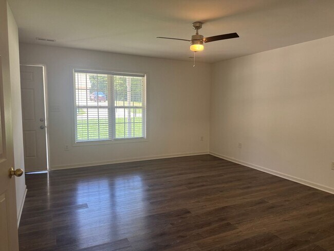 Building Photo - Three Bedroom Townhouse in Sherrills Ford with Bonus Room