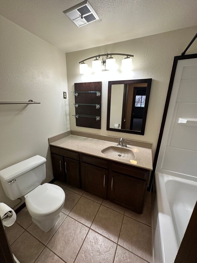 Building Photo - 2 BEDROOM 2 BATHROOM TOWNHOUSE WITH LOFT