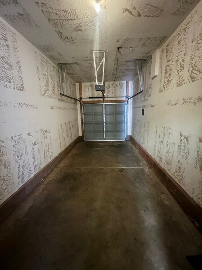 Building Photo - Unfurnished - 1 Year Rental