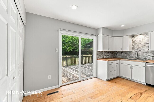 Building Photo - 16 King Arthur Pl