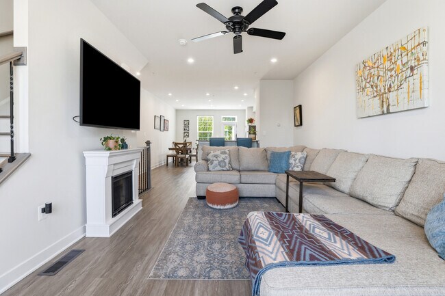 Building Photo - 4915 Crest View Dr