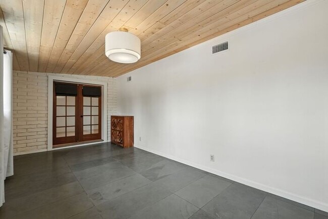 Building Photo - Totally remodeled home in prime Tempe Loca...