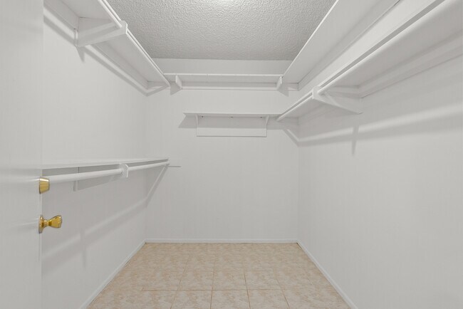 Building Photo - 10561 Alskog St