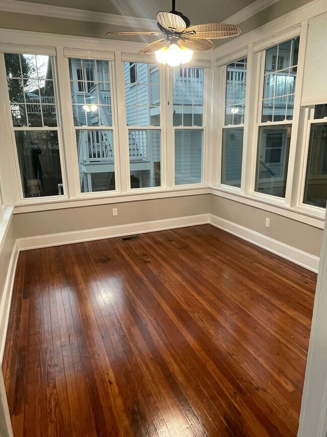 Building Photo - Gorgeous 3BD/2BA ON Napoleon Ave with Off Street Parking