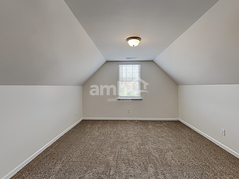 Building Photo - 260 Deodar Ln