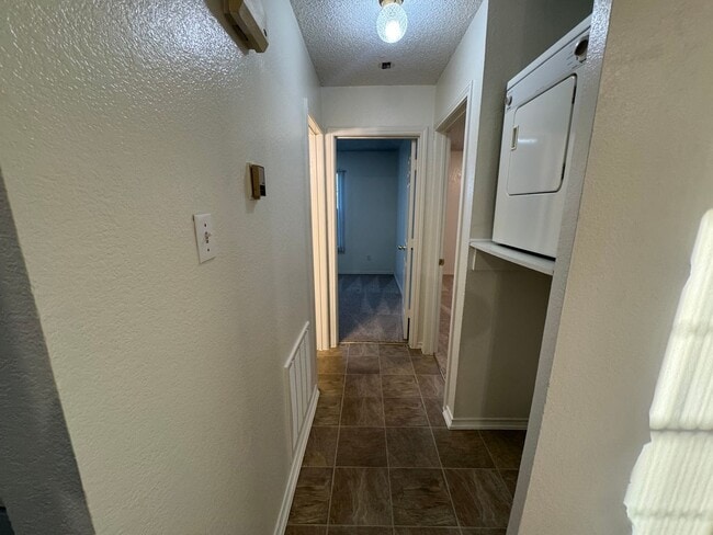 Building Photo - SE 4th St #103