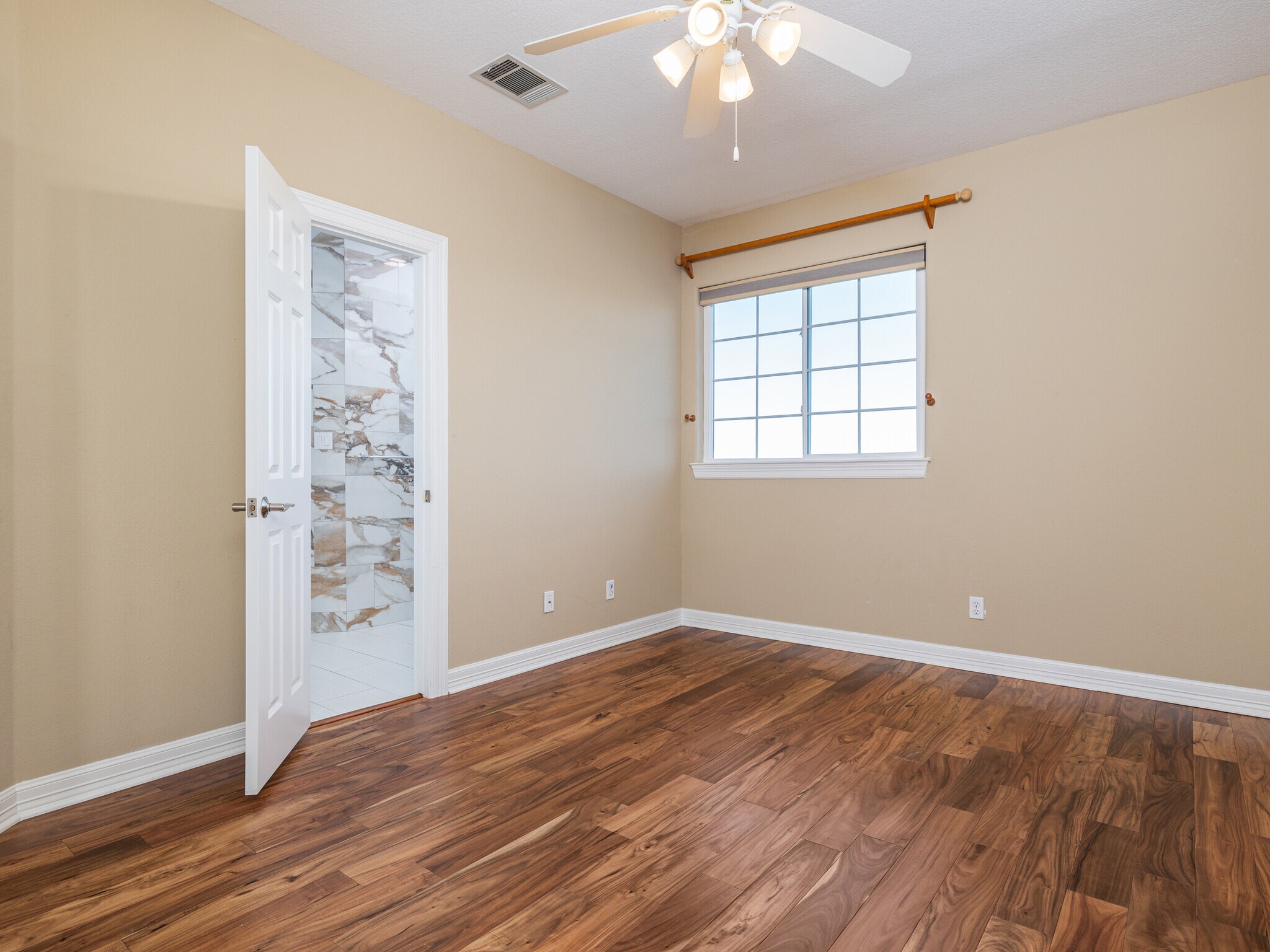 Building Photo - 9805 Big View Dr