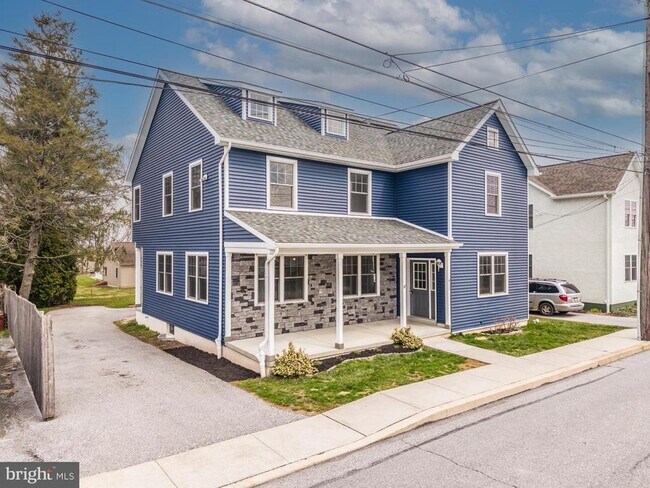 Building Photo - 411 James St