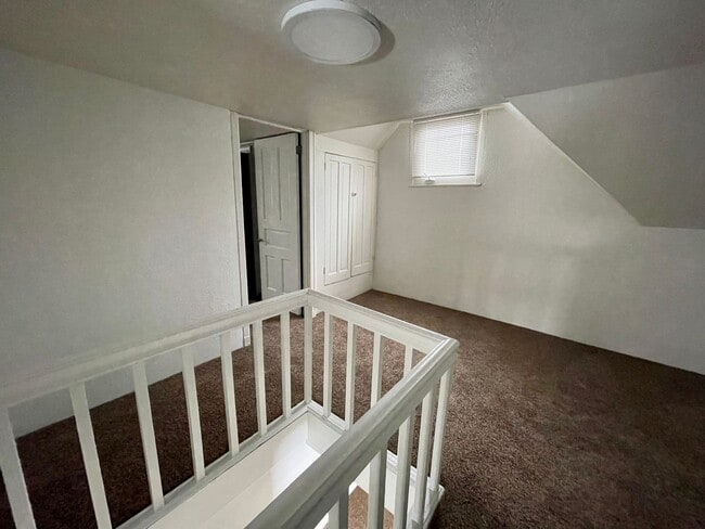 Building Photo - Coraopolis - 2 Bed 2 Bath - Immaculately M...