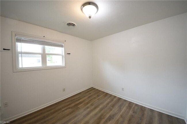 Building Photo - 823 Brentwood Dr
