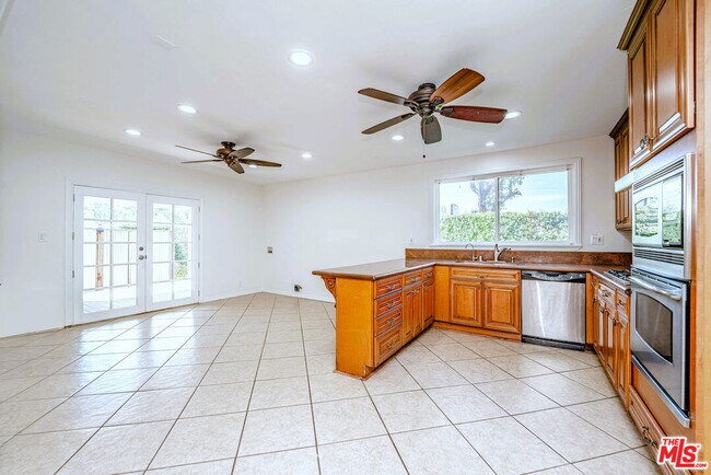 Building Photo - 5353 Don Pio Dr