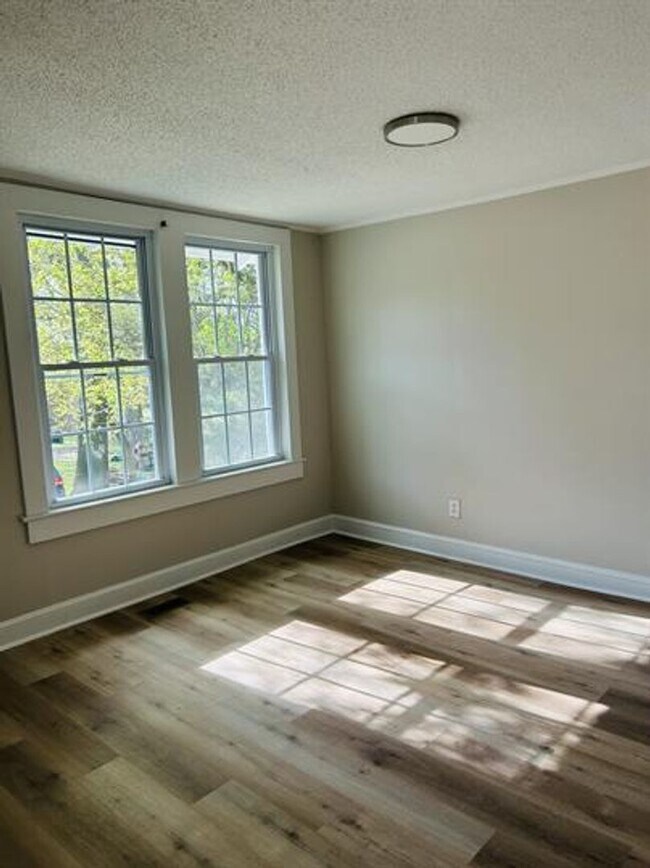 Building Photo - 3/2 Available Now!