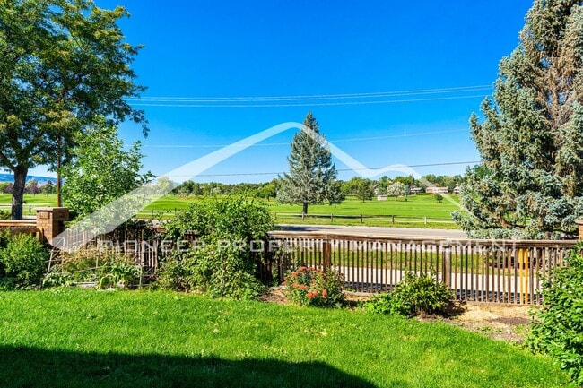 Building Photo - Spacious Home with Central AC and Gas Fireplace