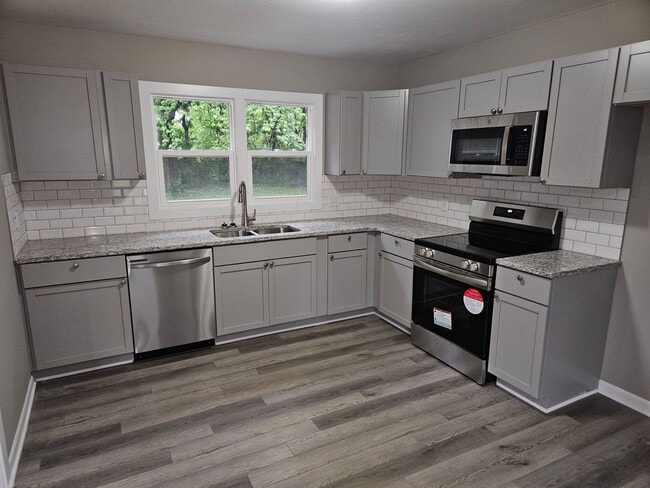 Building Photo - 3 bedroom / 2 Bath - Available Soon!