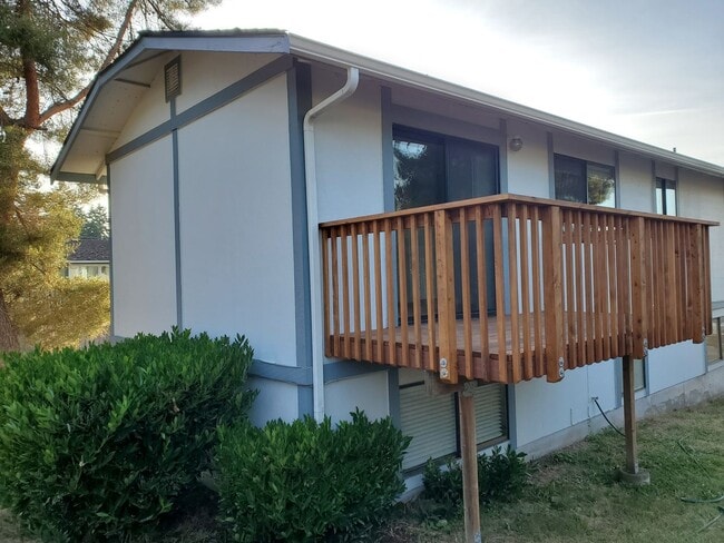 Building Photo - Beautiful 2 Bed 1.5 Bath 2 Story Duplex in...