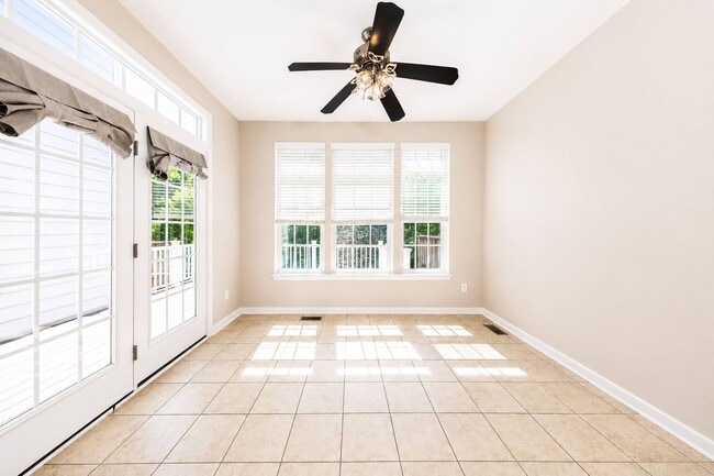 Building Photo - Bright and spacious 3+ bedroom Townhome in Williamsburg