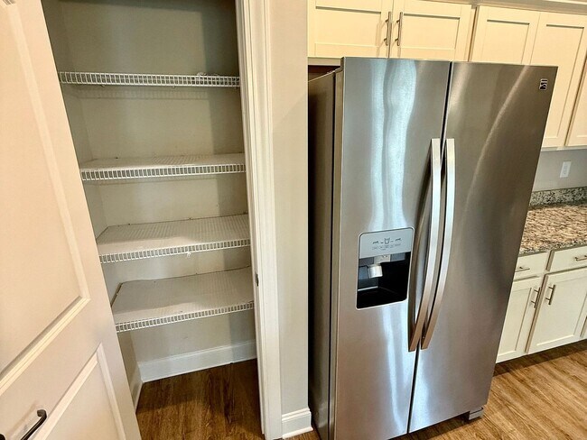 Building Photo - Modern 3 Bed/3 Bath End Unit Townhome - Close to Everything - GREAT PRICE!