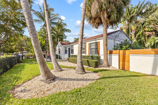 Building Photo - 3201 Poinsettia Ave