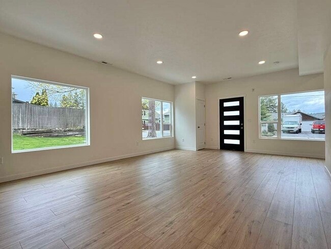 Building Photo - 3925 E 32nd Ave