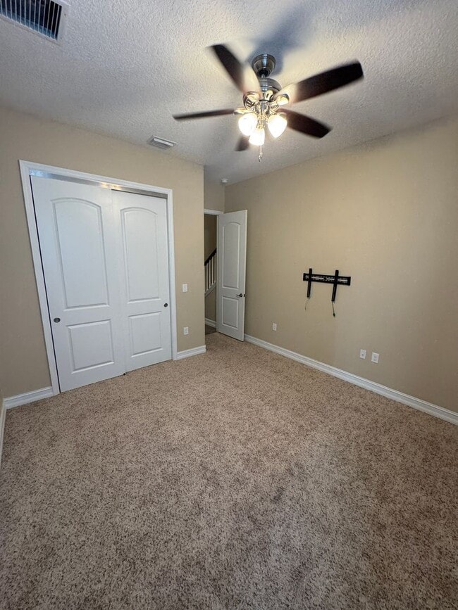 Building Photo - Two Story 5 bedroom, 4.5 bath