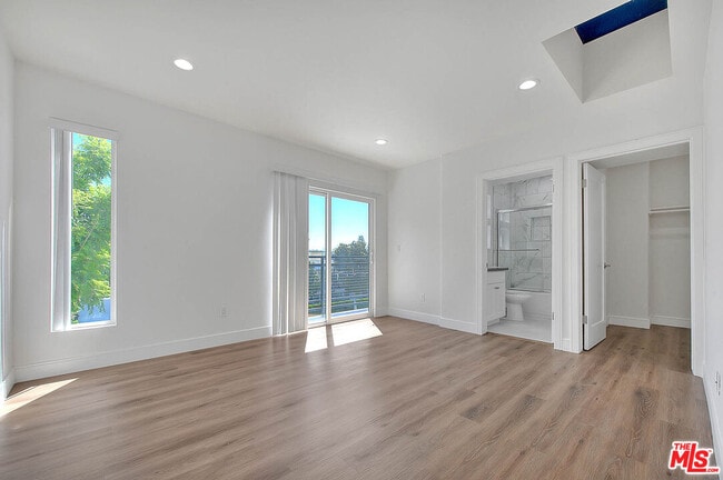 Building Photo - 1013 N Wilton Pl