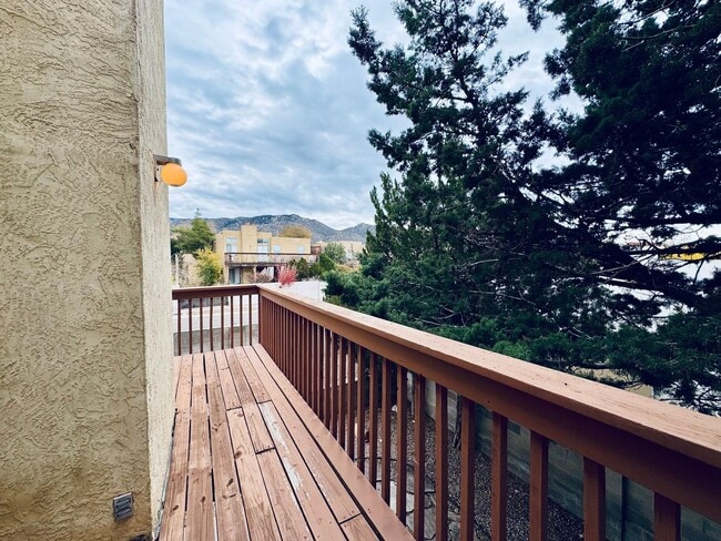 Building Photo - Foothills Hideaway