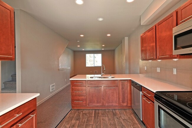 Building Photo - Spacious Townhome Near Silver Lake