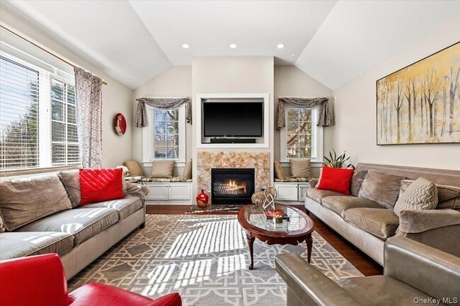 Building Photo - 47 Greenacres Ave