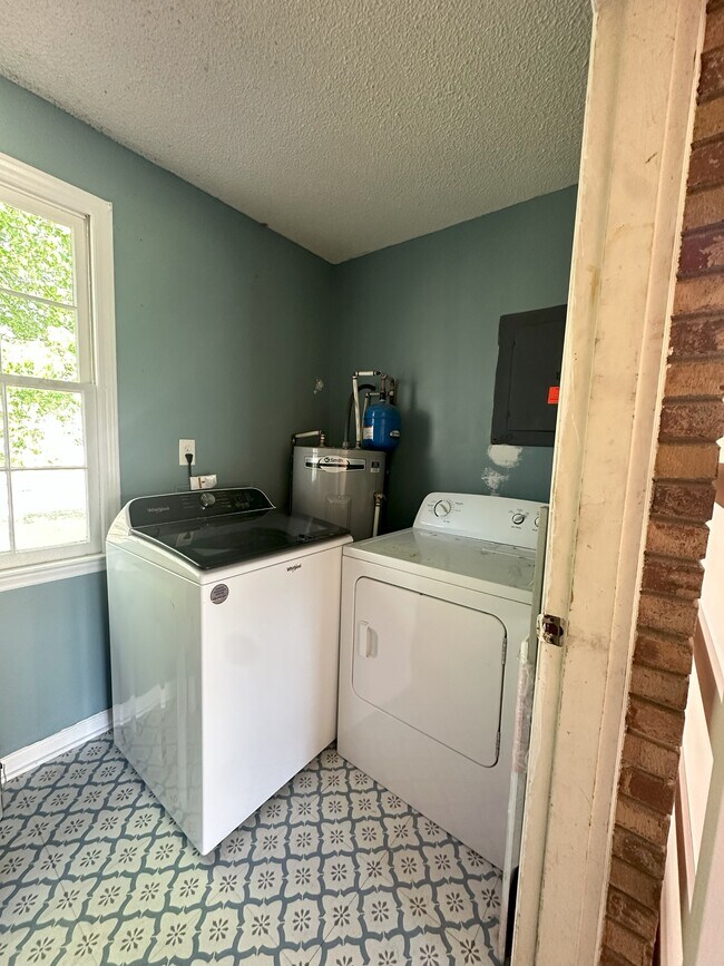 Building Photo - 400 Wesley Dr