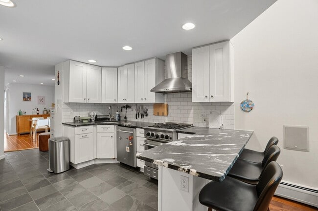 Building Photo - 278 Monmouth St